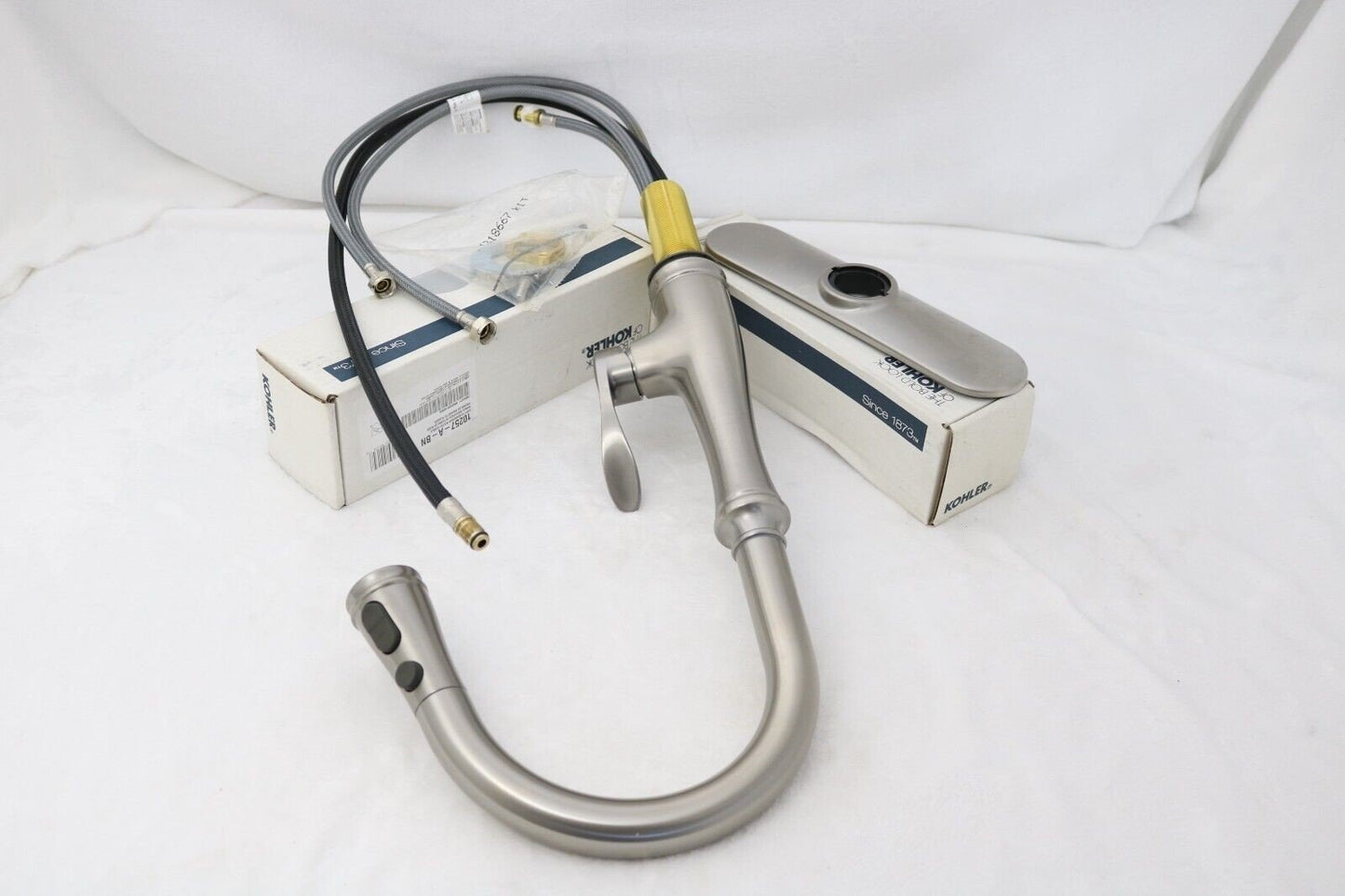 BelleraPull-down kitchen sink faucet with three-function sprayhead 560-VS