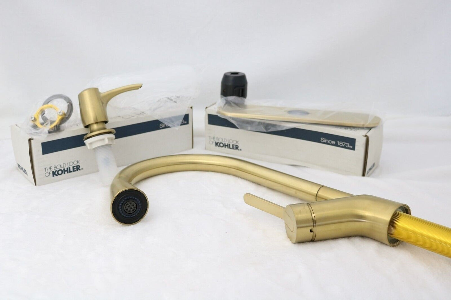 Setra Single-Handle Pull-Down Spray Kitchen Faucet Vibrant Brushed Moderne Brass